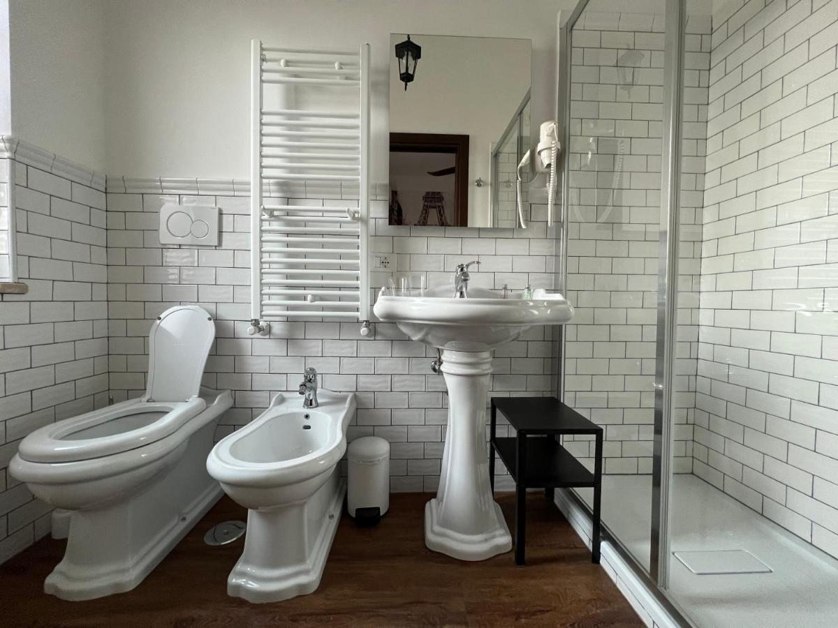 Guest House Le Gemelle Vagabonde Фиумичино Екстериор снимка
